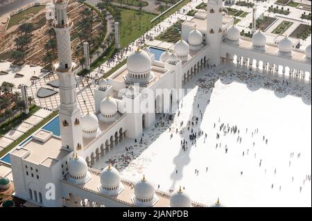 Exklusive Luftaufnahmen von Abu Dhabi und der Scheich-Zayed-Moschee. Einzigartige Perspektive der größten Moschee in den Vereinigten Arabischen Emiraten. Religiöser Tourismus. Stockfoto