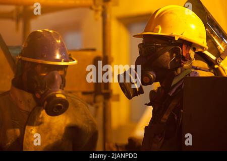 Zwei Angestellte in Schutzausrüstung, erste Quantum Minerals Kupferhütte Stockfoto