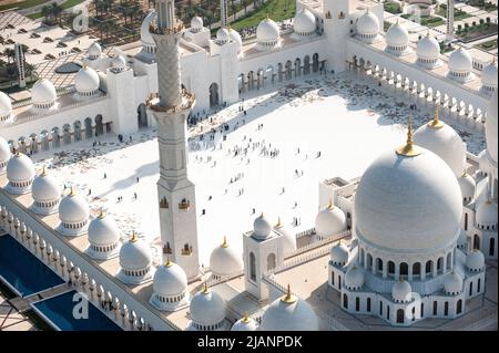 Exklusive Luftaufnahmen von Abu Dhabi und der Scheich-Zayed-Moschee. Einzigartige Perspektive der größten Moschee in den Vereinigten Arabischen Emiraten. Religiöser Tourismus. Stockfoto