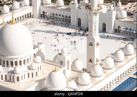 Exklusive Luftaufnahmen von Abu Dhabi und der Scheich-Zayed-Moschee. Einzigartige Perspektive der größten Moschee in den Vereinigten Arabischen Emiraten. Religiöser Tourismus. Stockfoto