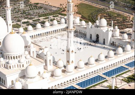 Exklusive Luftaufnahmen von Abu Dhabi und der Scheich-Zayed-Moschee. Einzigartige Perspektive der größten Moschee in den Vereinigten Arabischen Emiraten. Religiöser Tourismus. Stockfoto