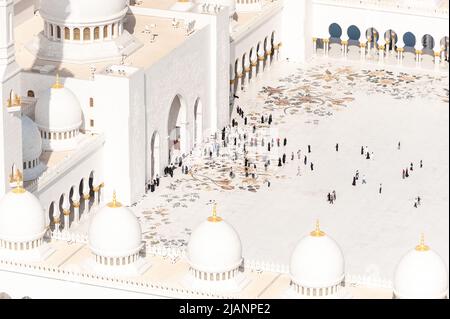 Exklusive Luftaufnahmen von Abu Dhabi und der Scheich-Zayed-Moschee. Einzigartige Perspektive der größten Moschee in den Vereinigten Arabischen Emiraten. Religiöser Tourismus. Islam. Stockfoto