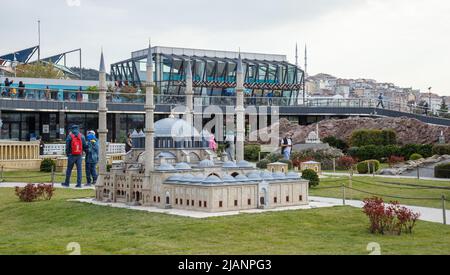 Istanbul, Türkei - 23. März 2019: Miniatürk ist ein Miniaturpark in Istanbul, Türkei. Der Park enthält 122 Modelle. Panoramablick auf Miniatürk Stockfoto