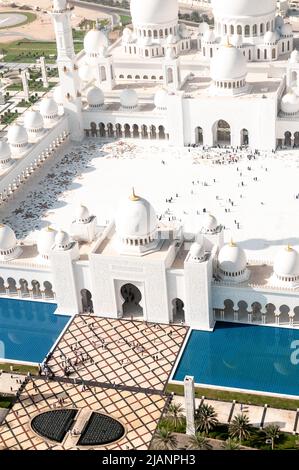 Exklusive Luftaufnahmen von Abu Dhabi und der Scheich-Zayed-Moschee. Einzigartige Perspektive der größten Moschee in den Vereinigten Arabischen Emiraten. Religiöser Tourismus. Stockfoto