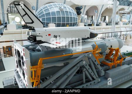 Moskau, Russland - November 28, 2018: ein Modell des sowjetischen Version des Space Shuttle Buran, der erste spaceplane der UDSSR, im Raum ausgestellt Stockfoto