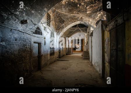 Dunkler Backstein verlassene Tunnel, abstrakter Ausgang zu Licht Konzept Hintergrund Stockfoto