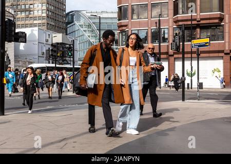 London, Großbritannien. 23.. Mai 2022. Pendler haben gesehen, wie sie entlang der Victoria Street spazieren gingen, einem Wahrzeichen Londons. (Bild: © Dominika Zarzycka/SOPA Images via ZUMA Press Wire) Stockfoto