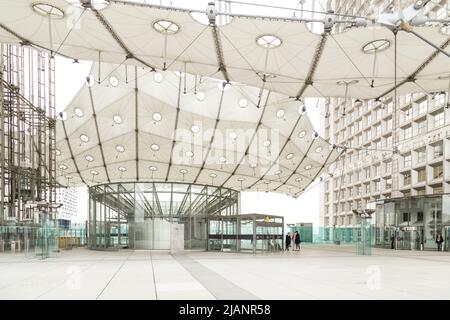 Paris, Frankreich, März 31 2017: Grand Arche, das zentrale Gebäude des Pariser Bezirks La Defense. Es ist mit 560 das größte Geschäftsviertel Europas Stockfoto