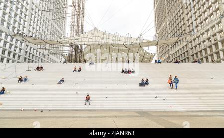 Paris, Frankreich, März 31 2017: Grand Arche, das zentrale Gebäude des Pariser Bezirks La Defense. Es ist mit 560 das größte Geschäftsviertel Europas Stockfoto