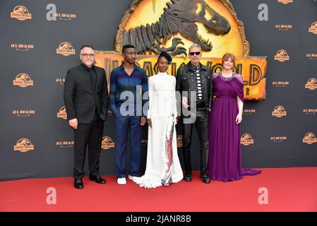 Köln, Deutschland. 30.. Mai 2022. Der Regisseur Colin Trevorrow, l-r, die US-Schauspieler Mamoudou Athie, DeWanda Wise, Jeff Goldblum, Bryce Dallas Howard, kommen zur Premiere des Films „Jurassic World - A New Age“ im Kölner Cinedom. Quelle: Horst Galuschka/dpa/Horst Galuschka dpa/Alamy Live News Stockfoto