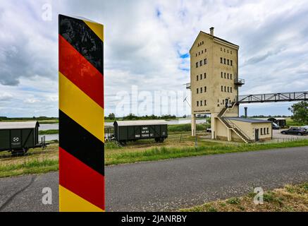 28. Mai 2022, Brandenburg, Groß Neuendorf: Am Hafen an der deutsch-polnischen Grenze oder stehen eine Grenzpier, Eisenbahnwaggons und ein Spiketurm. Der Oderbruch entstand nach der Entwässerung vor fast 270 Jahren, wurde vom preußischen König Friedrich II. Mit Kolonisten besiedelt und ist als Lebensraum mit einem genialen Wassersystem erhalten. Foto: Patrick Pleul/dpa Stockfoto