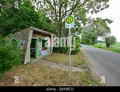 Wilhelmsaue, Deutschland. 28.. Mai 2022. Auf einer Straße im Oderbruch steht eine alte, mit Graffiti beschmierte Bushaltestelle aus DDR-Zeiten. Der Oderbruch wurde nach der Entwässerung vor fast 270 Jahren geschaffen, wurde vom preußischen König Friedrich II. Mit Kolonisten besiedelt und wird als Lebensraum mit einem genialen Wassersystem gepflegt. Quelle: Patrick Pleul/dpa/Alamy Live News Stockfoto