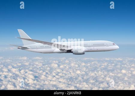 Kommerzieller Flugzeug-Jetliner, der in schönem Licht über Cumulus-Wolken fliegt. Reisekonzept Stockfoto