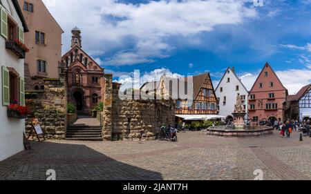 Eguisheim, Frankreich - 29. Mai 2022: Panoramablick auf den historischen Saint-Leon Platz im Dorfzentrum von Eguisheim Stockfoto