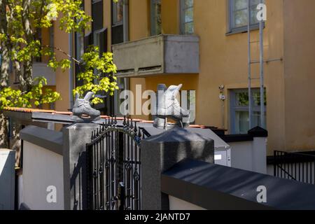 Ein Paar skates schmücken eine Torsäule in Helsinki Stockfoto