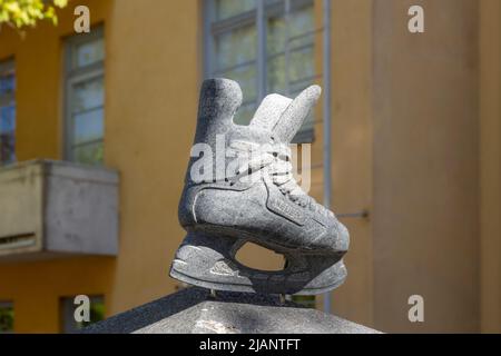 Ein Paar skates schmücken eine Torsäule in Helsinki Stockfoto