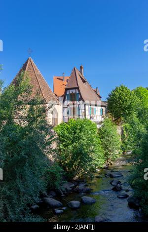 Kaysersberg, Frankreich - 30. Mai 2022: Historische Fachwerkhäuser am Fluss Weiss im Dorfzentrum von Kaysersberg Stockfoto