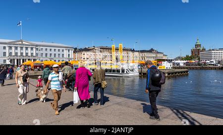 Touristen, die auf dem Marktplatz von Helsinki neben der Ostsee spazieren Stockfoto