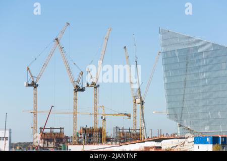 Viele Baukräne auf einer großen Baustelle Stockfoto