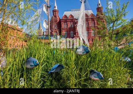 Moskau, Russland. 29.. Mai 2022. Manezhnaya-Platz während der Menschen an der Fish Week Food Festival im Zentrum von Moskau, Russland geschmückt. Meeresfrüchte, die auf dem Festival verkauft wurden, wurden aus dem russischen Fernen Osten, Süden und Nordwesten Russlands geliefert Stockfoto