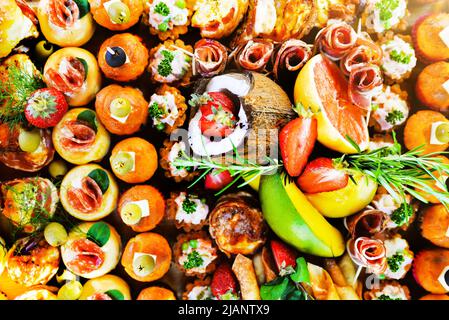 Es wird eine große Gruppe von arrangierten Canapes serviert Stockfoto