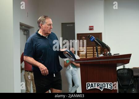 Gillette Stadium. 31.. Mai 2022. MA, USA; Bill Belichick, Cheftrainer der New England Patriots, spricht bei der OTA des Teams im Gillette Stadium mit den Medien. Eric Canha/CSM/Alamy Live News Stockfoto