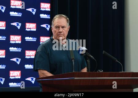 Gillette Stadium. 31.. Mai 2022. MA, USA; Bill Belichick, Cheftrainer der New England Patriots, spricht bei der OTA des Teams im Gillette Stadium mit den Medien. Eric Canha/CSM/Alamy Live News Stockfoto