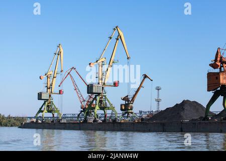 Hafenkrane stehen an einem Kai im Hafen, an der Schwarzmeerküste, Bulgarien Stockfoto