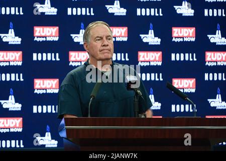 Gillette Stadium. 31.. Mai 2022. MA, USA; Bill Belichick, Cheftrainer der New England Patriots, spricht bei der OTA des Teams im Gillette Stadium mit den Medien. Eric Canha/CSM/Alamy Live News Stockfoto