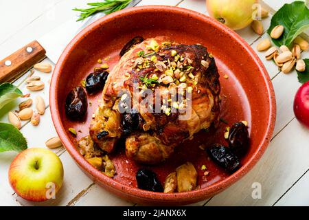 Hackbraten in Scheiben mit Äpfeln, Datteln und Pistazien. Gebackenes mageres Fleisch. Stockfoto