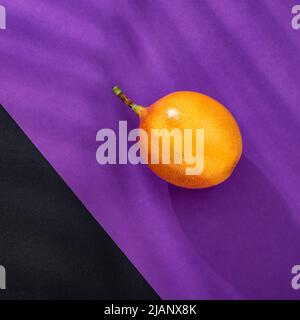 Tropische und frische Granadilla-Frucht - Passiflora ligularis Stockfoto