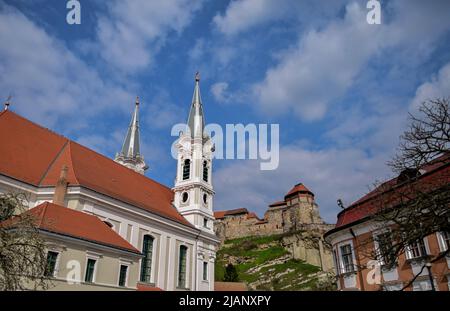 Schloss Esztergom und Kirche des heiligen Ignatius von Loyola in Esztergom, Ungarn Stockfoto