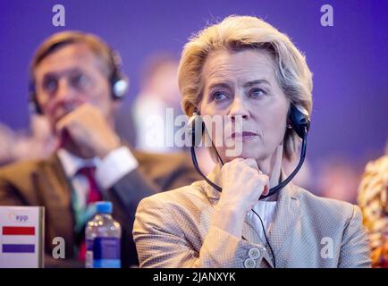 2022-05-31 20:21:55 ROTTERDAM - Ursula von der Leyen (Präsidentin der Europäischen Kommission) am ersten Tag der EVP-Konferenz in Ahoy Rotterdam. Der EVP-Kongress wird von der Europäischen Volkspartei (EVP), der politischen Familie der Christdemokraten in Europa, organisiert. ANP SEM VAN DER WAL niederlande Out - belgien Out Stockfoto