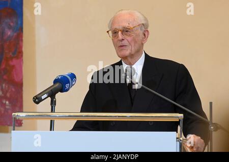 München, Deutschland. 31.. Mai 2022. Herzog Franz von Bayern spricht bei der Verleihung des Romano-Guardini-Preises an der Katholischen Akademie Bayern. Der 88-jährige Chef des Hauses Wittelsbach erhält den mit 10.000 Euro dotierten Preis für sein lebenslanges Engagement in den Bereichen Kultur und Wissenschaft an der Katholischen Akademie Bayern. Quelle: Felix Hörhager/dpa/Alamy Live News Stockfoto