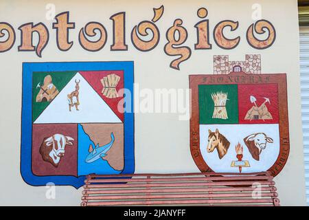 Wappen der Staatsregierung und Schilde von Fronteras, Logos im Paläontologischen Museum in Fronteras, Mexiko. Fronteras Stadt im Bundesstaat Sonora Mexiko. . (© Foto Luis Gutierrez von NortePhoto.com) Escudo del Gobierno del Estado y Shields de Fronteras, logotipos en el Museo Paleontológico en Fronteras, Mexiko. Pueblo Fronteras en el estado de Sonora Mexiko. . (© Foto Luis Gutierrez von NortePhoto.com) Stockfoto