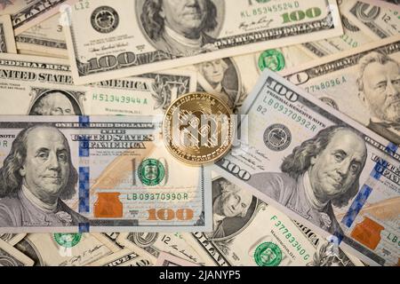 Bitcoins stapelten sich auf hundert Dollarscheinen. Dollar als Hintergrund mit Krypto-Währungsmünzen. Tausch digitale Währung mit Dollar-Konzept Stockfoto