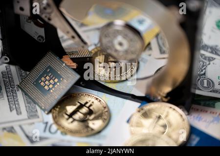 Bitcoin-Reflexion auf der Festplatte. Reflektierende Aufbewahrungsvorrichtung, die BTC-Münze reflektiert. Kryptowährung und Blockchain-Speicherkonzept Stockfoto