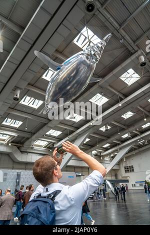 Mechanische fliegende Objekte, gefüllt mit Helium, gesteuert durch Feinmechanik, Bewegungen von Tieren kopiert, Vögel, Fische, Bionik angewendet, um zu illustrieren Stockfoto