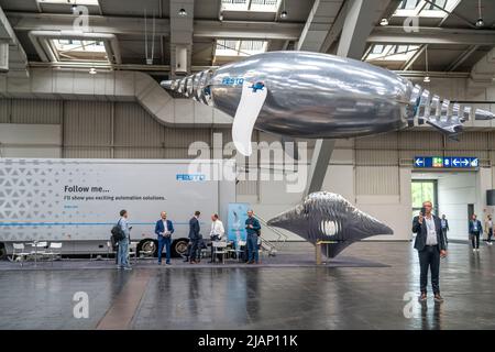 Mechanische fliegende Objekte, gefüllt mit Helium, gesteuert durch Feinmechanik, Bewegungen von Tieren kopiert, Vögel, Fische, Bionik angewendet, um zu illustrieren Stockfoto