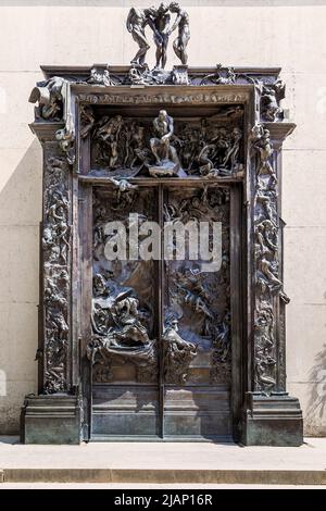 PARIS, FRANKREICH - 12. MAI 2015: Dies ist eine unvollendete Skulptur "die Tore der Hölle" in einem Park-Museum mit Skulpturen von Auguste Rodin. Stockfoto