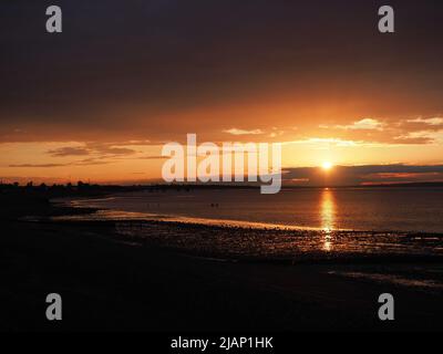 Sheerness, Kent, Großbritannien. 31.. Mai 2022. UK Wetter: Atemberaubender Sonnenuntergang in Sheerness, Kent. Kredit: James Bell/Alamy Live Nachrichten Stockfoto