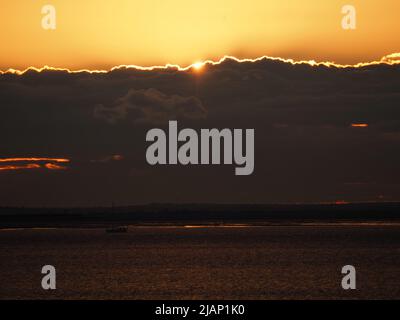 Sheerness, Kent, Großbritannien. 31.. Mai 2022. UK Wetter: Atemberaubender Sonnenuntergang in Sheerness, Kent. Kredit: James Bell/Alamy Live Nachrichten Stockfoto