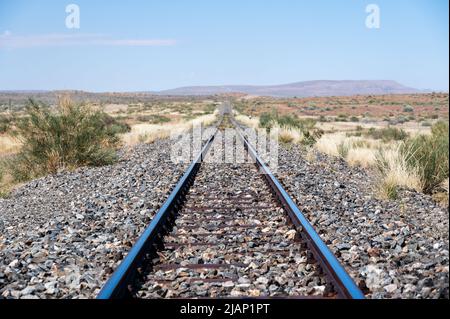 Bahngleise und Zugfahrt in der typischen afrikanischen Savannenlandschaft, Namibia, Afrika Stockfoto