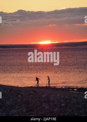 Sheerness, Kent, Großbritannien. 31.. Mai 2022. UK Wetter: Atemberaubender Sonnenuntergang in Sheerness, Kent. Kredit: James Bell/Alamy Live Nachrichten Stockfoto