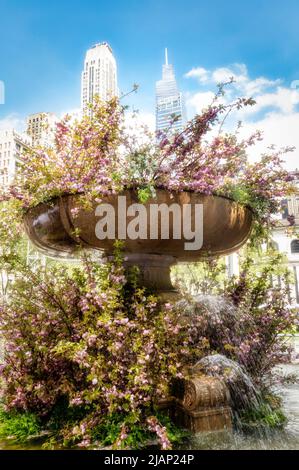 Der Josephine Shaw Lowell Memorial Fountain mit Wolkenkratzern im Hintergrund, Bryant Park, NYC, USA 2022 Stockfoto