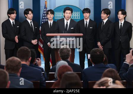 Washington, Vereinigte Staaten. 31.. Mai 2022. Bandmitglieder der südkoreanischen Boyband BTS, auch bekannt als die Bangtan Boys, begleiten die Pressesprecherin des Weißen Hauses, Karine Jean-Pierre, während ihrer täglichen Pressekonferenz am 31. Mai 2022 im James S. Brady Briefing Room im Weißen Haus in Washington, DC. Quelle: Oliver Contreras/Pool via CNP/dpa/Alamy Live News Stockfoto