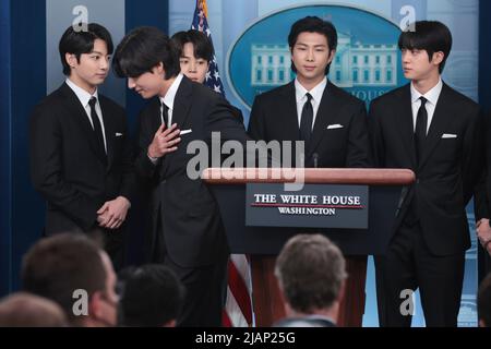 Washington, Vereinigte Staaten. 31.. Mai 2022. Bandmitglieder der südkoreanischen Boyband BTS, auch bekannt als die Bangtan Boys, begleiten die Pressesprecherin des Weißen Hauses, Karine Jean-Pierre, während ihrer täglichen Pressekonferenz am 31. Mai 2022 im James S. Brady Briefing Room im Weißen Haus in Washington, DC. Quelle: Oliver Contreras/Pool via CNP/dpa/Alamy Live News Stockfoto