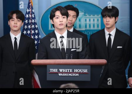 Washington, Vereinigte Staaten. 31.. Mai 2022. Bandmitglieder der südkoreanischen Boyband BTS, auch bekannt als die Bangtan Boys, begleiten die Pressesprecherin des Weißen Hauses, Karine Jean-Pierre, während ihrer täglichen Pressekonferenz am 31. Mai 2022 im James S. Brady Briefing Room im Weißen Haus in Washington, DC. Quelle: Oliver Contreras/Pool via CNP/dpa/Alamy Live News Stockfoto