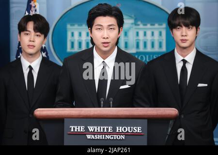 Washington, Vereinigte Staaten. 31.. Mai 2022. Bandmitglieder der südkoreanischen Boyband BTS, auch bekannt als die Bangtan Boys, begleiten die Pressesprecherin des Weißen Hauses, Karine Jean-Pierre, während ihrer täglichen Pressekonferenz am 31. Mai 2022 im James S. Brady Briefing Room im Weißen Haus in Washington, DC. Quelle: Oliver Contreras/Pool via CNP/dpa/Alamy Live News Stockfoto