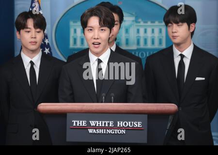 Washington, Vereinigte Staaten. 31.. Mai 2022. Bandmitglieder der südkoreanischen Boyband BTS, auch bekannt als die Bangtan Boys, begleiten die Pressesprecherin des Weißen Hauses, Karine Jean-Pierre, während ihrer täglichen Pressekonferenz am 31. Mai 2022 im James S. Brady Briefing Room im Weißen Haus in Washington, DC. Quelle: Oliver Contreras/Pool via CNP/dpa/Alamy Live News Stockfoto